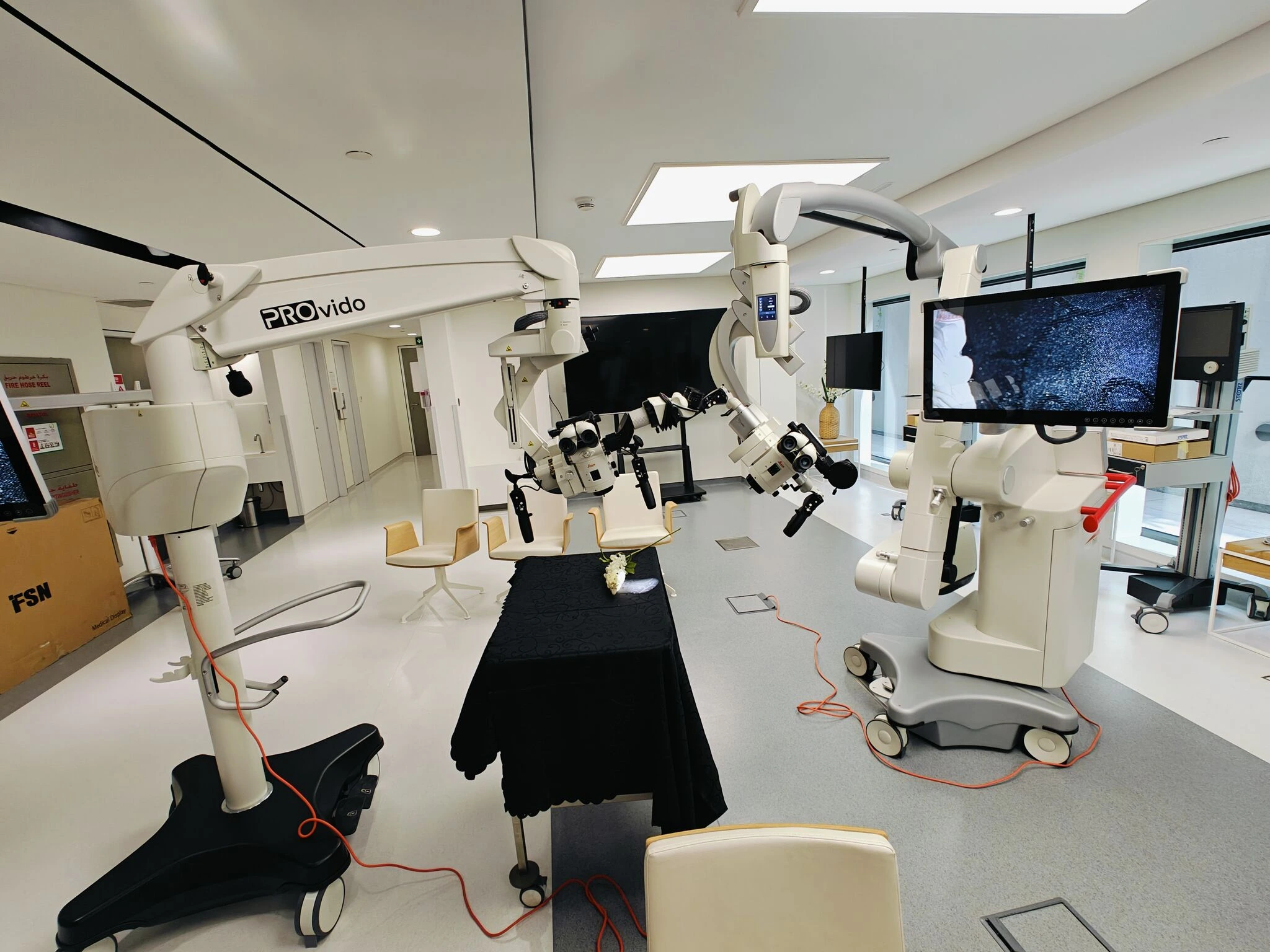 Technicien formant le personnel lors d’une installation d’équipement médical