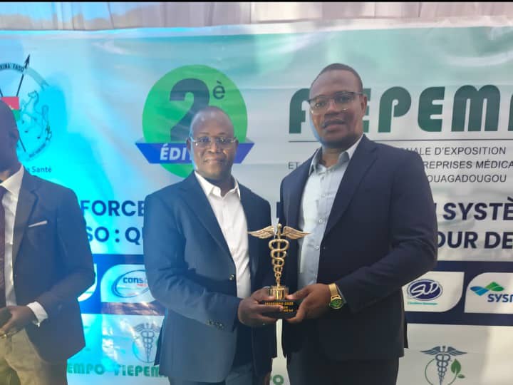 Technicien assurant le service après-vente d’un équipement médical